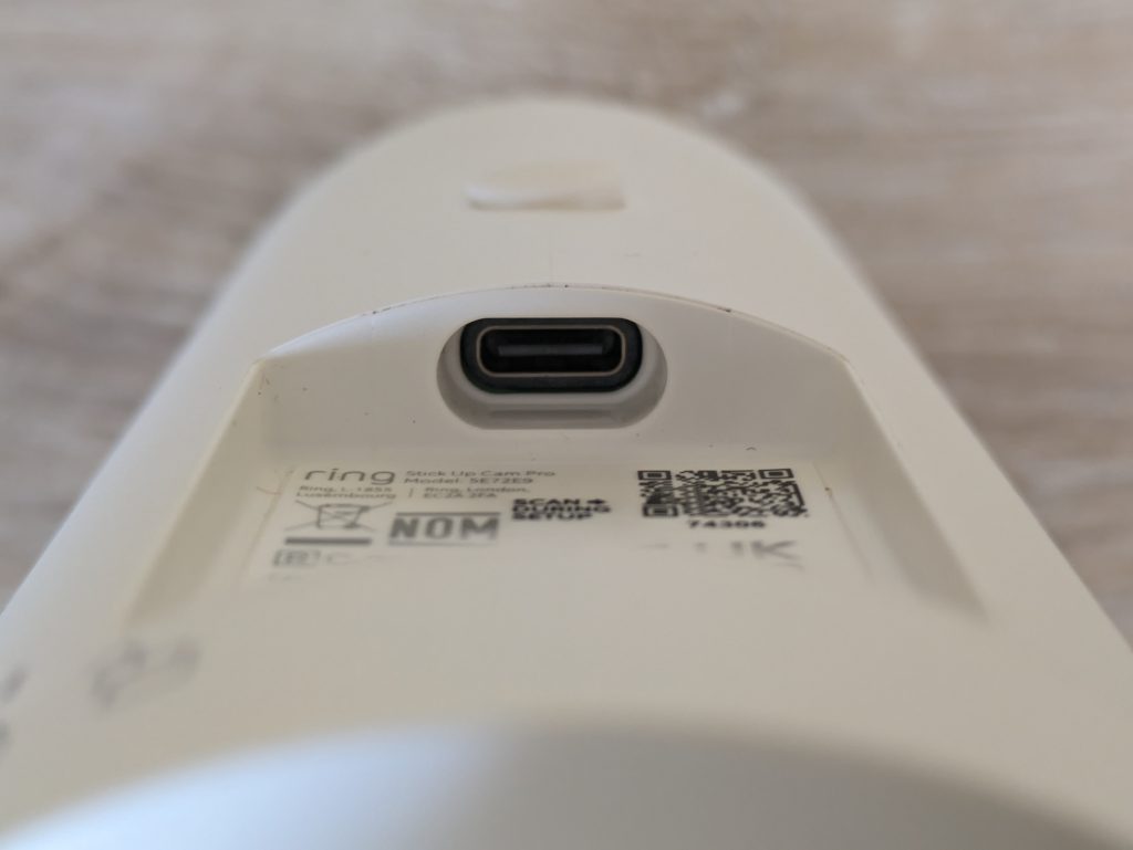 Ladeanschluss der Ring Stick Up Cam Pro Überwachungskamera