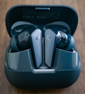Libratone Air+ 3 In-Ear-Bluetooth-Kopfhörer geöffnete Ladebox