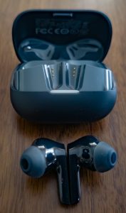 Libratone Air+ 3 In-Ear-Bluetooth-Kopfhörer vor dem Ladecase