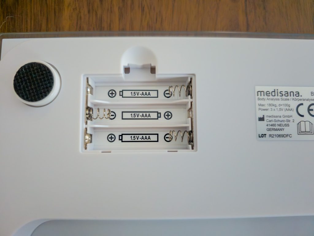 Medisana BS 444 Connect Körperfettwaage Batteriefach offen