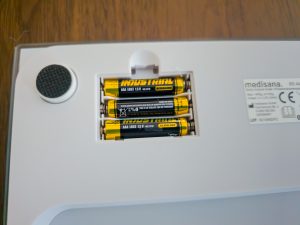 Medisana BS 444 Connect Körperfettwaage Batterien in Batterienfach