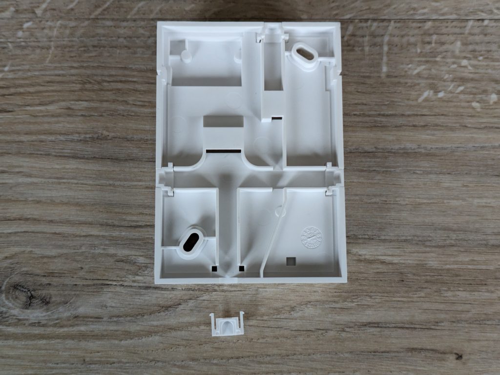Montagekasten der Somfy 2401563 Überwachungskamera von hinten mit entfernter Kabelblockierung