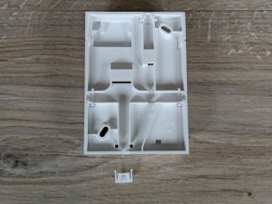Montagekasten der Somfy 2401563 Überwachungskamera von hinten mit entfernter Kabelblockierung