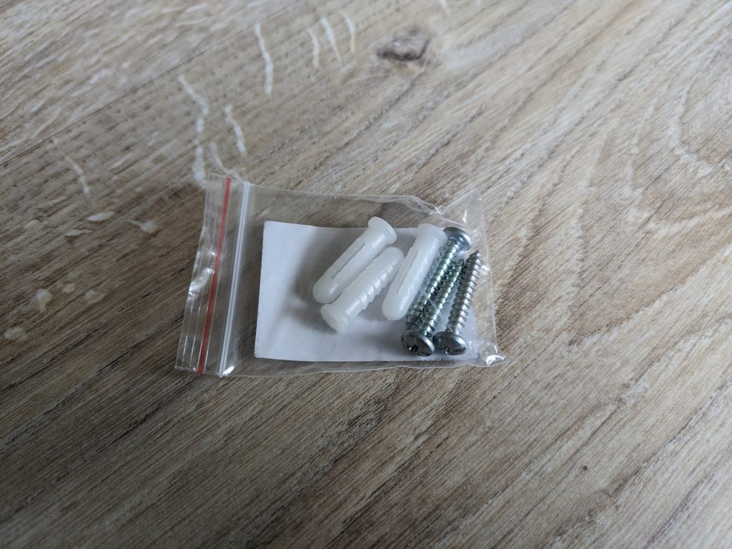 Montagematerial der Arlo Essential Spotlight Überwachungskamera