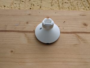 Montierte Halterung der Ring Spotlight Cam Pro Überwachungskamera aus der Distanz