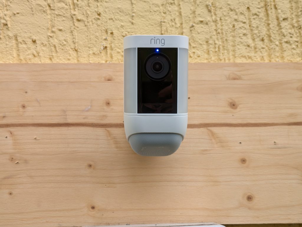 Montierte Ring Spotlight Cam Pro Überwachungskamera von vorne