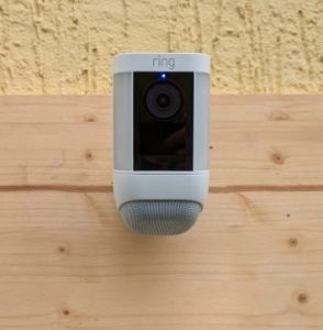 Montierte Ring Spotlight Cam Pro Überwachungskamera von vorne