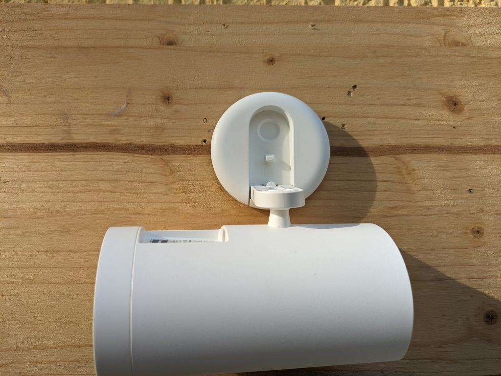 Montierte Ring Stick Up Cam Pro Überwachungskamera mit Abdeckung der Halterung