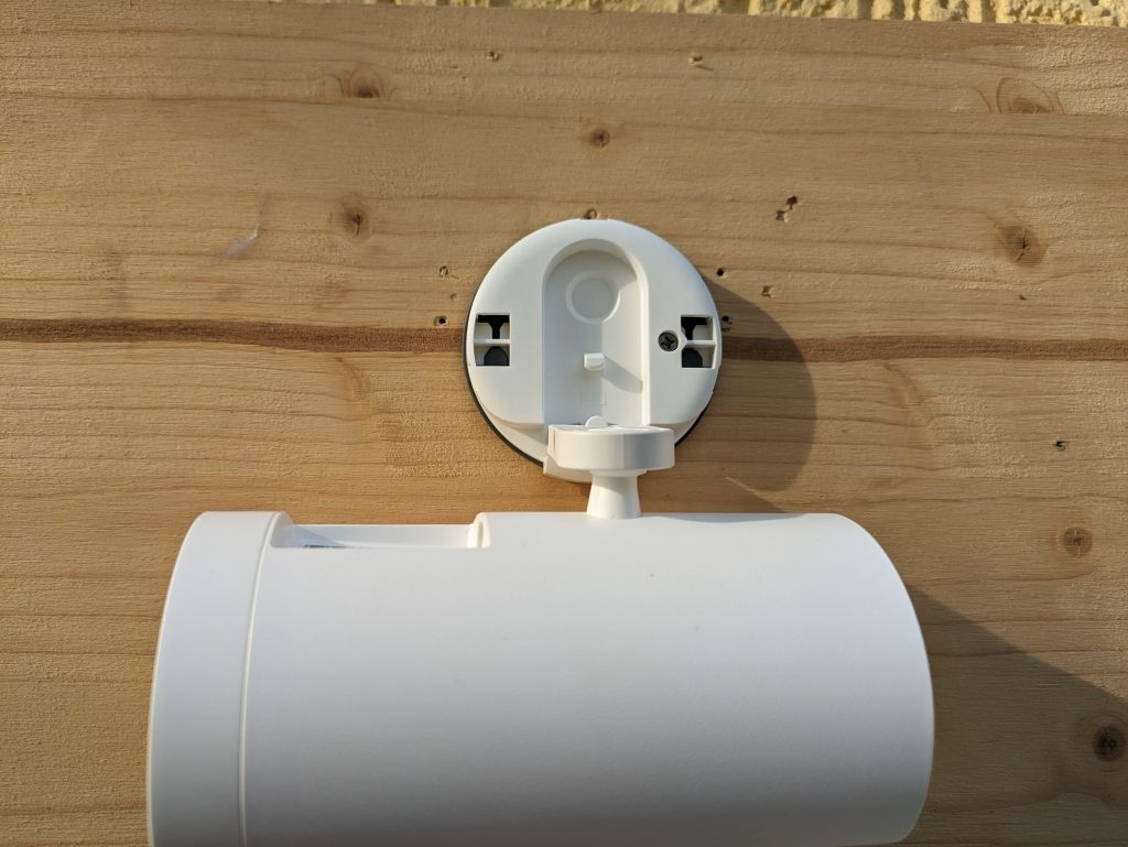 Montierte Ring Stick Up Cam Pro Überwachungskamera ohne Abdeckung der Halterung
