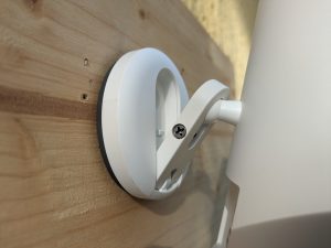 Montierte Ring Stick Up Cam Pro Überwachungskamera von links