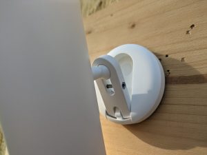 Montierte Ring Stick Up Cam Pro Überwachungskamera von rechts