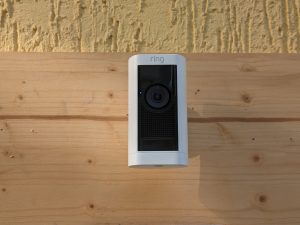 Montierte Ring Stick Up Cam Pro Überwachungskamera von vorne