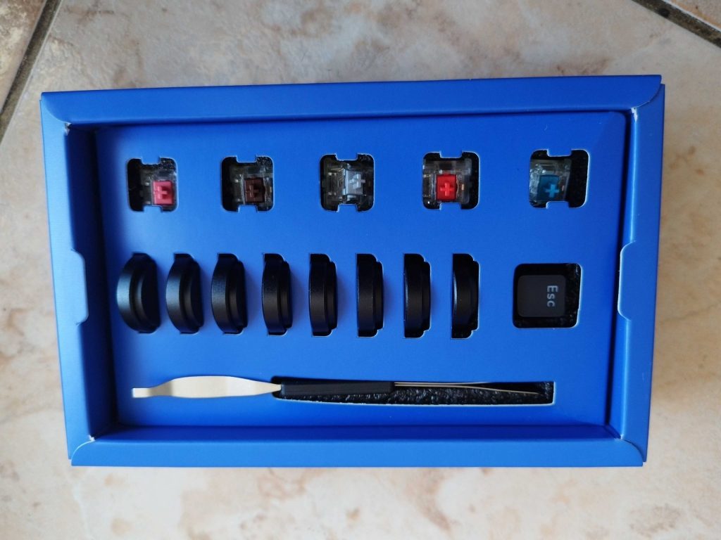 Mountain Everest Max Gaming-Tastatur Verpackung Zubehör geöffnet Nahansicht