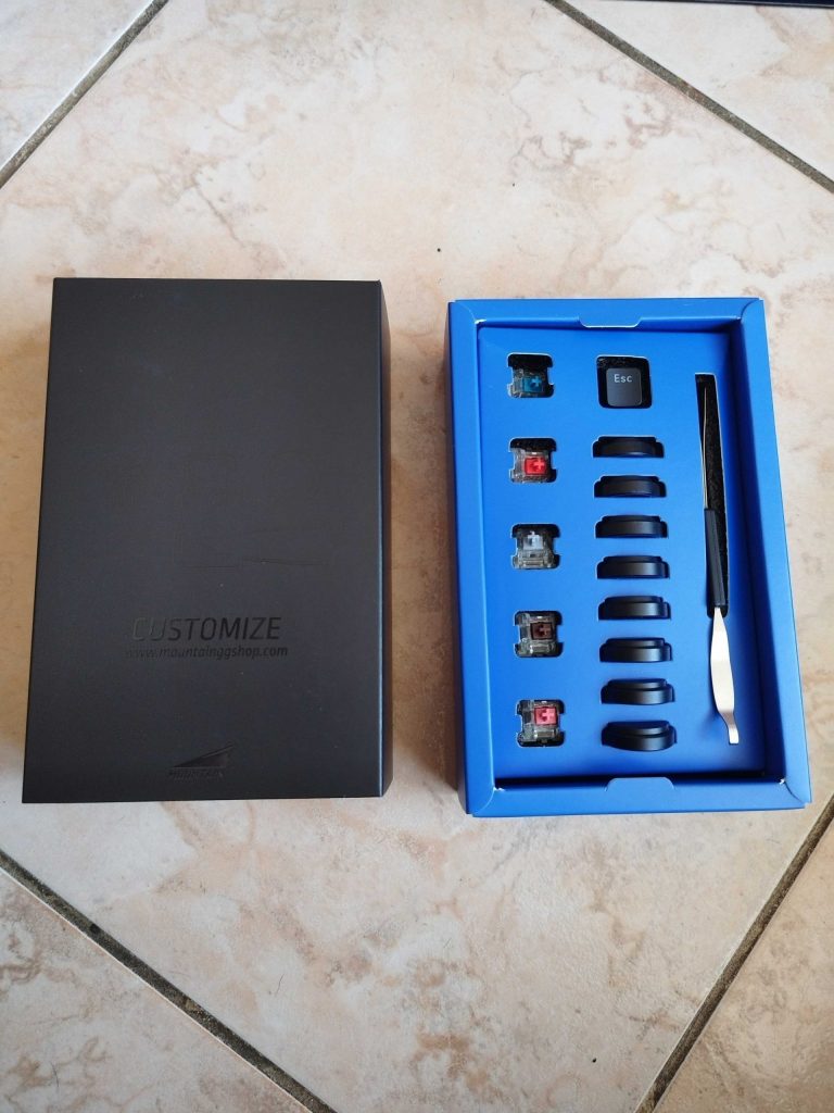 Mountain Everest Max Gaming-Tastatur Verpackung Zubehör geöffnet