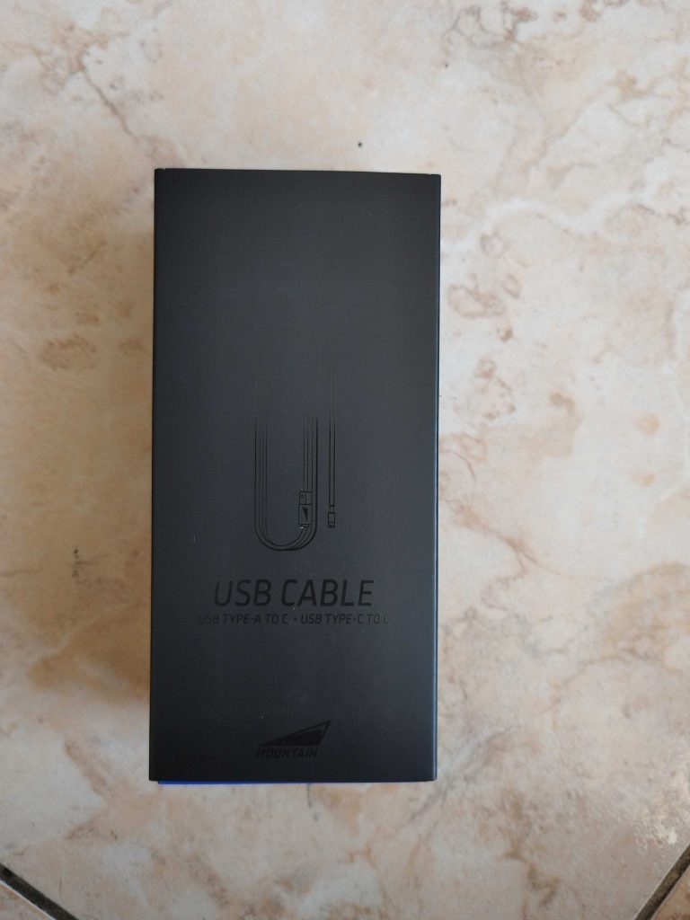 Mountain Everest Max Gaming-Tastatur Verpackung für das USB-Kabel