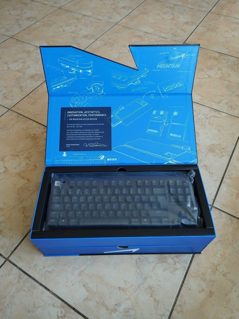 Mountain Everest Max Gaming-Tastatur Verpackung geöffnet erstes Bild