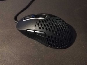 Mountain Makalu 67 Gaming-Maus von der Seite