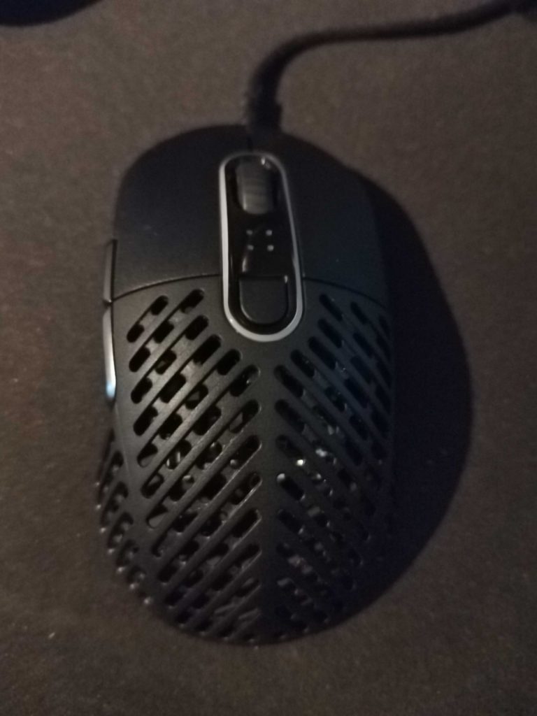 Mountain Makalu 67 Gaming-Maus von oben nah