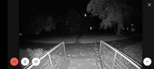 Nachtsicht der Ring Spotlight Cam Pro Überwachungskamera im Vollbild