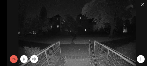 Nachtsicht der Ring Stick Up Cam Pro Überwachungskamera im Vollbild