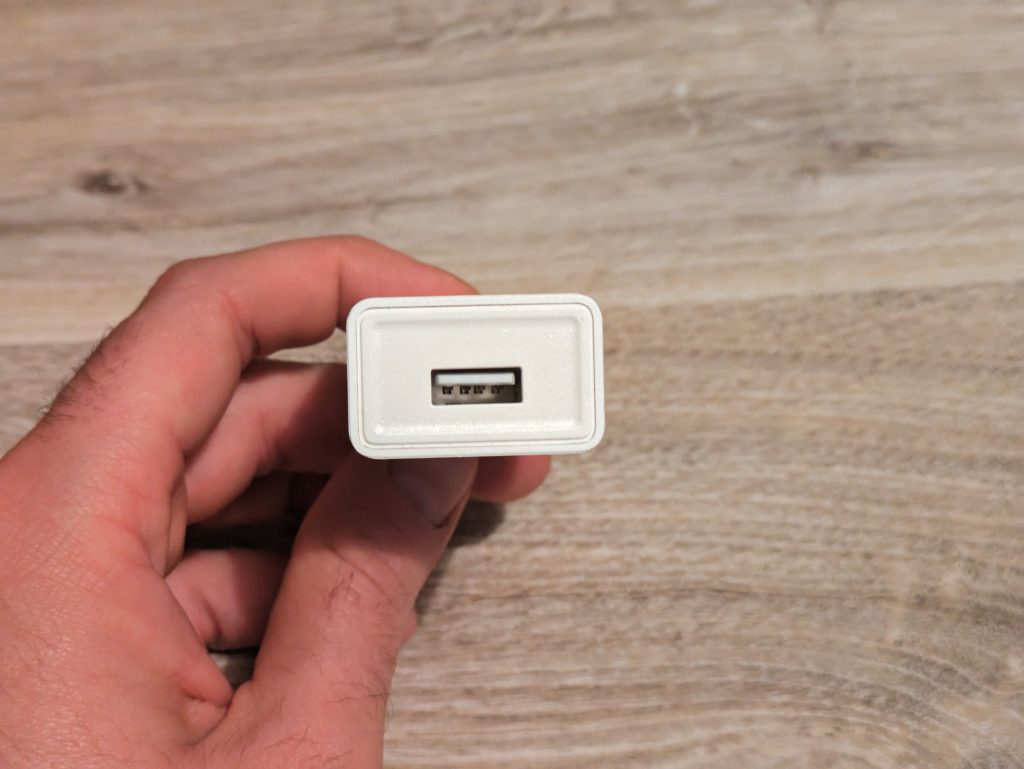 Nahansicht des Netzadapters der Owltron O1 Überwachungskamera