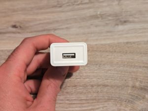 Nahansicht des Netzadapters der Owltron O1 Überwachungskamera