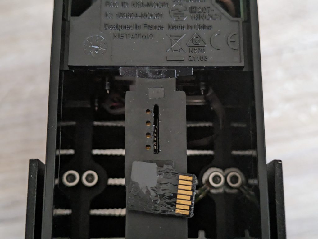 Netatmo Presence Überwachungskamera von unten mit herausgezogener SD-Karte