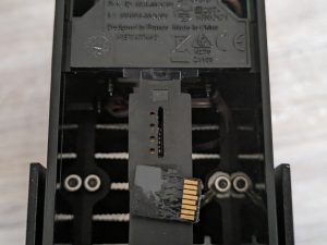 Netatmo Presence Überwachungskamera von unten mit herausgezogener SD-Karte