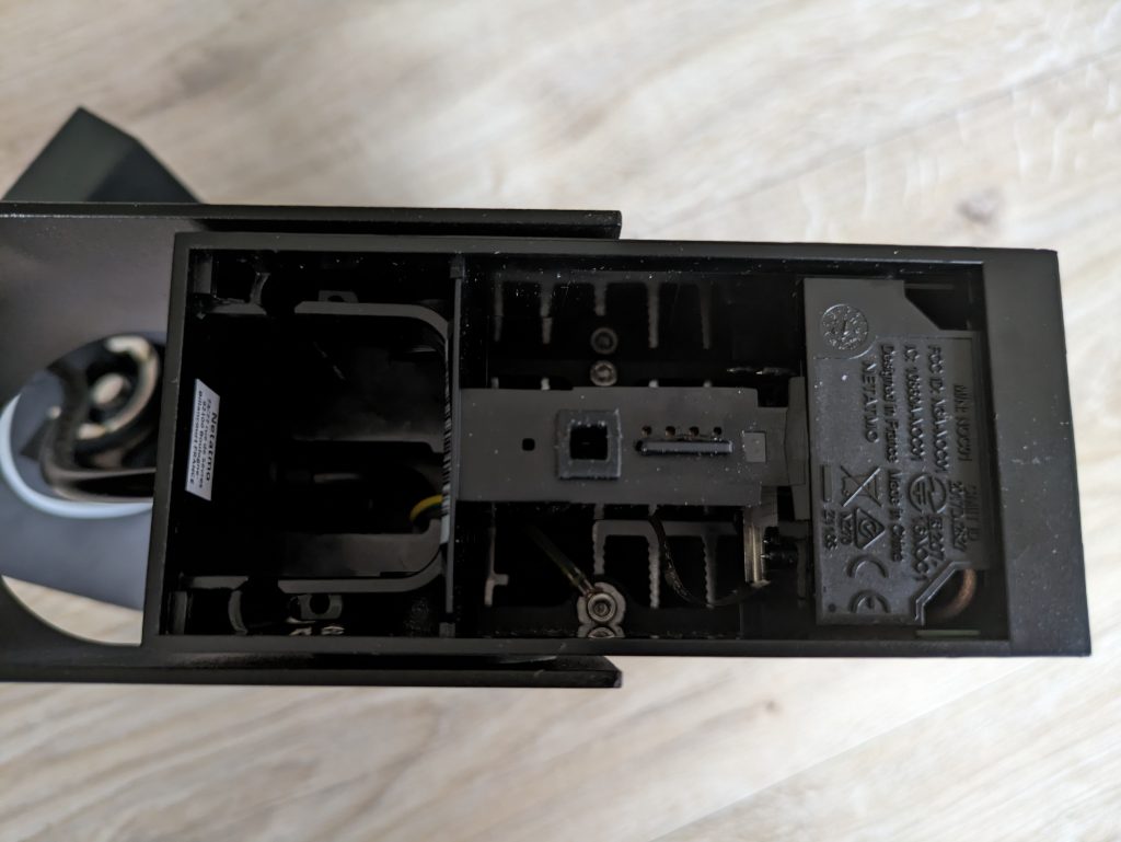 Netatmo Presence Überwachungskamera von unten ohne Schutzleiste