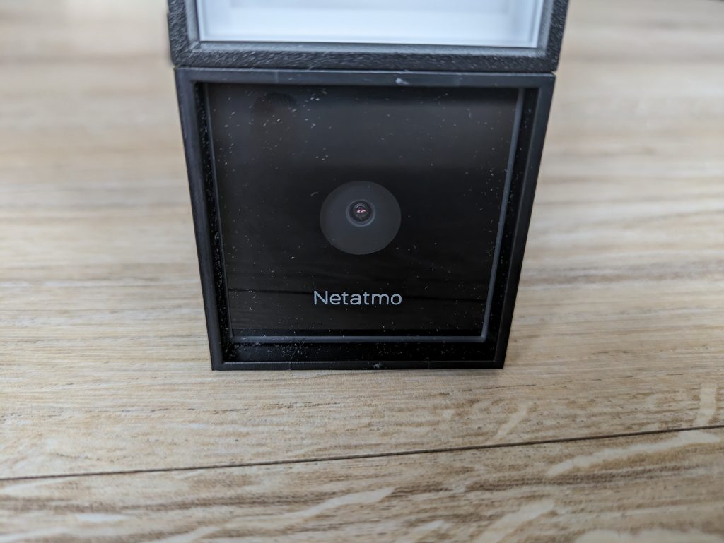 Netatmo Presence Überwachungskamera von vorne in der Nahansicht