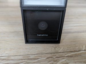 Netatmo Presence Überwachungskamera von vorne in der Nahansicht