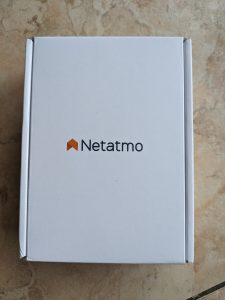 Netatmo Welcome Überwachungskamera Verpackung aus Hülle gezogen