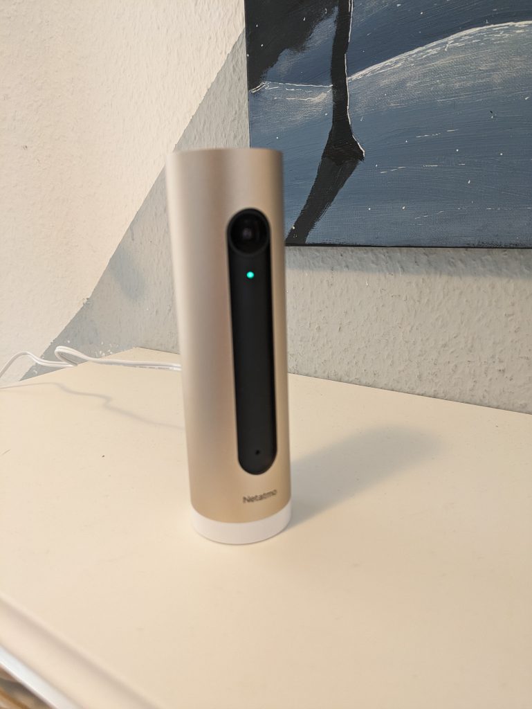 Netatmo Welcome Überwachungskamera auf Komode v1
