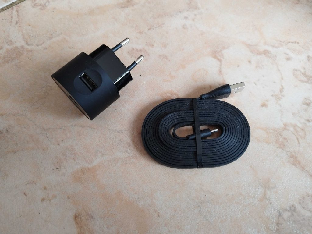 Netzadapter und Netzkabel der Canary Pro Überwachungskamera