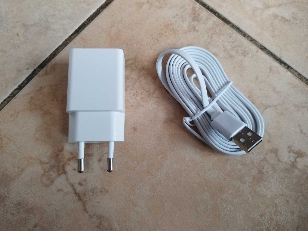 Netzadapter und Netzkabel der Owltron W1 Überwachungskamera