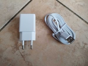 Netzadapter und Netzkabel der Owltron W1 Überwachungskamera