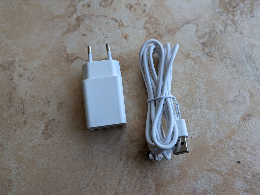 Netzadapter und USB-Kabel der HiKam Q8 Überwachungskamera