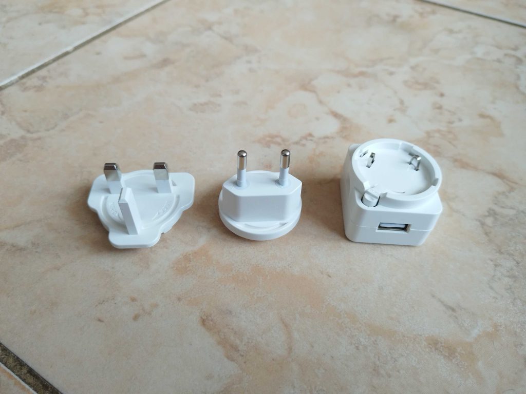Netzanschluss und Adapter der Somfy 1401507 Überwachungskamera
