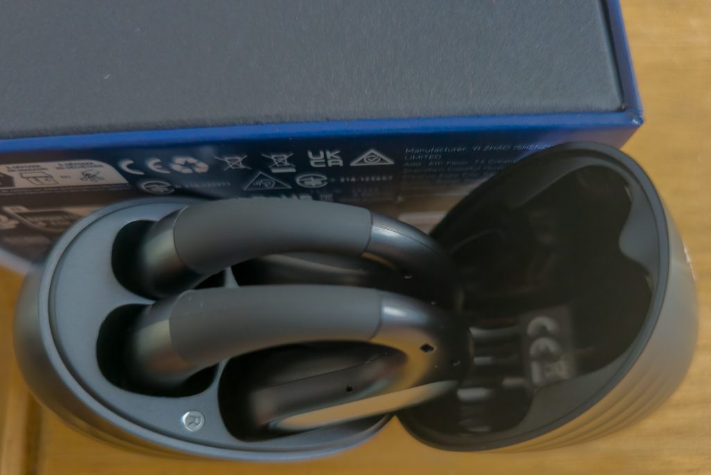 OpenRock Pro Kopfhörer in Ladebox von oben