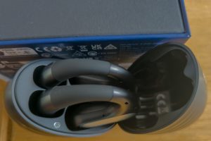 OpenRock Pro Kopfhörer in Ladebox von oben