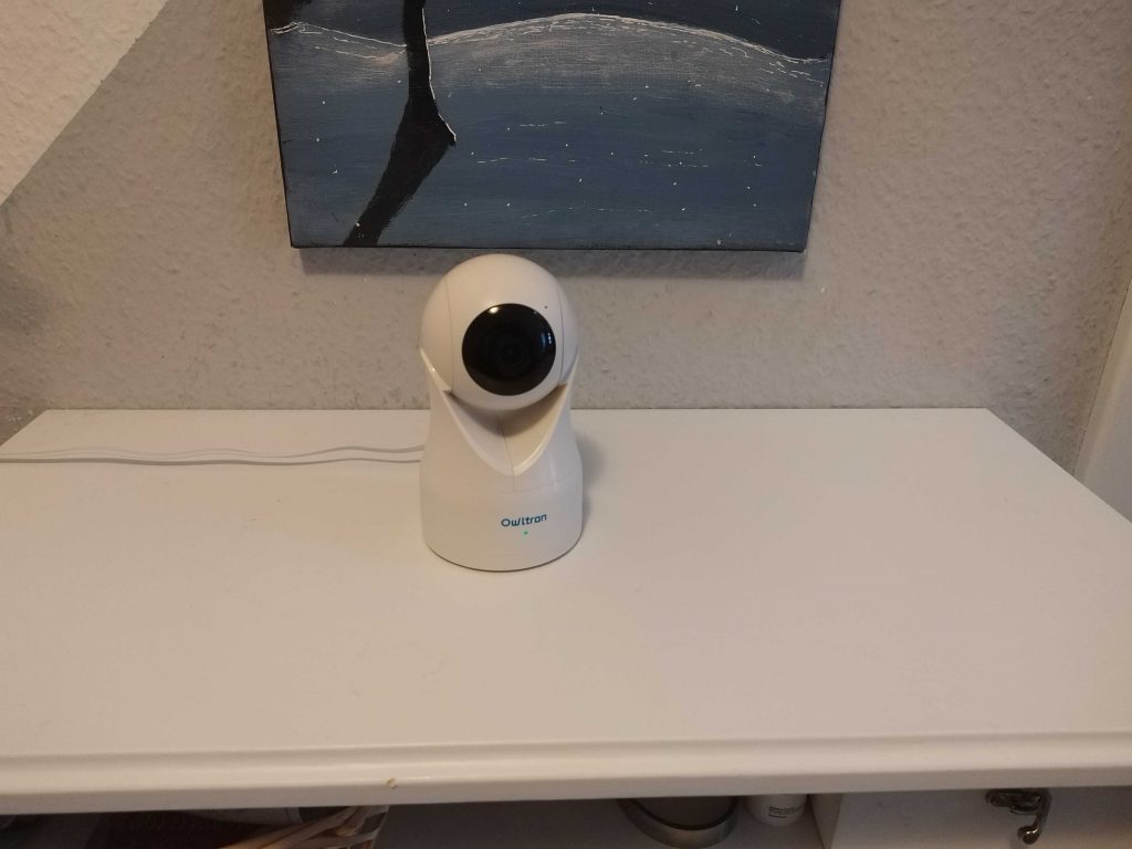 Owltron W1 Überwachungskamera auf dem Tisch