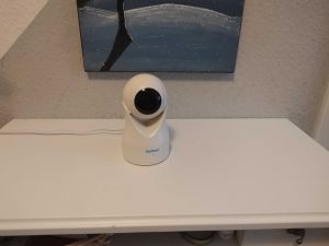 Owltron W1 Überwachungskamera auf dem Tisch