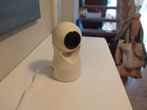 Owltron W1 Überwachungskamera auf dem Tisch in Nahansicht