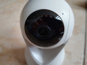 Owltron W1 Überwachungskamera von vorne in der Nahansicht