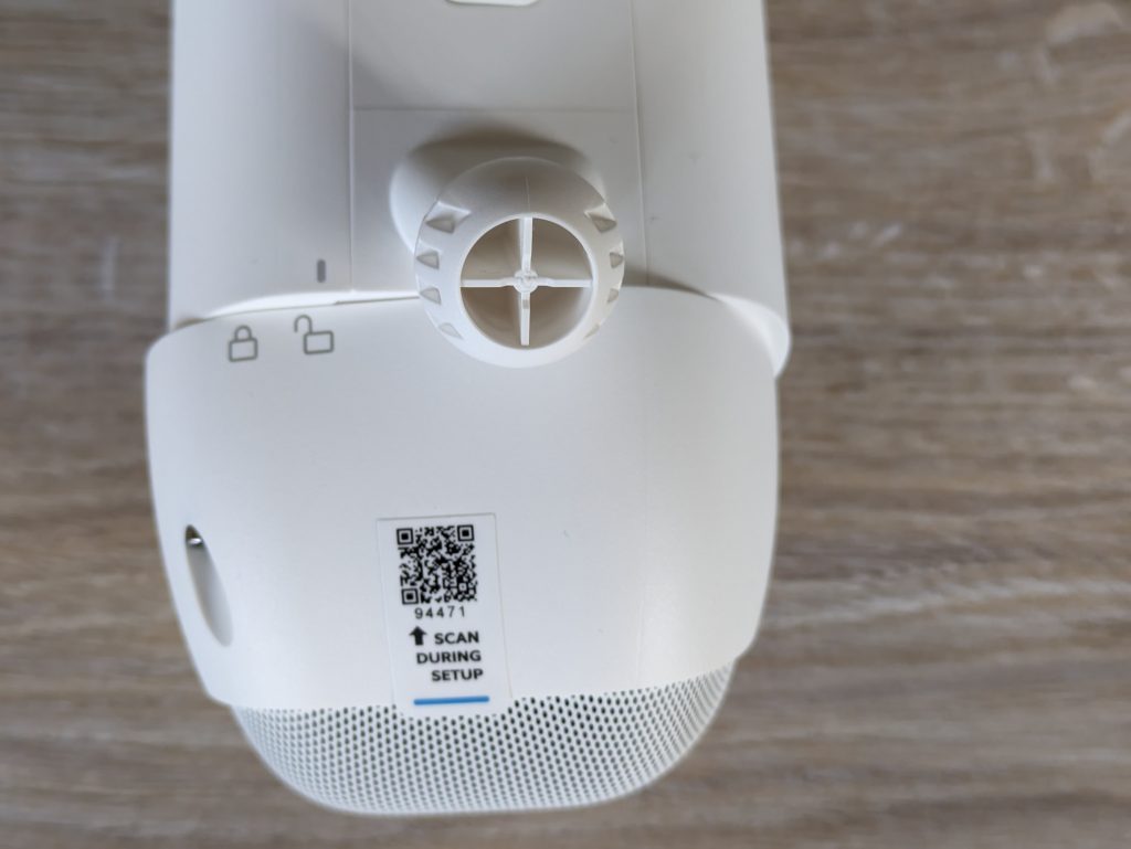 Ring Spotlight Cam Pro Überwachungskamera mit geöffneten Akkufach