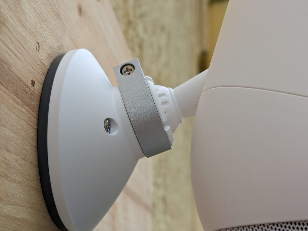 Ring Spotlight Cam Pro Überwachungskamera montiert von links