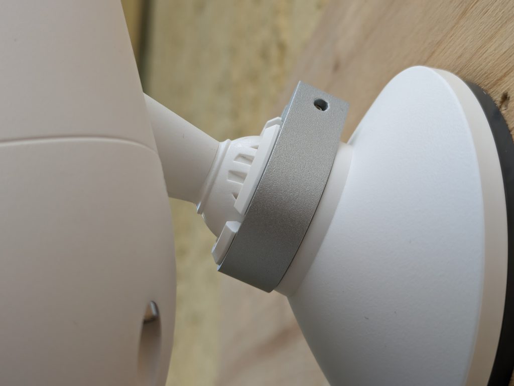 Ring Spotlight Cam Pro Überwachungskamera montiert von rechts