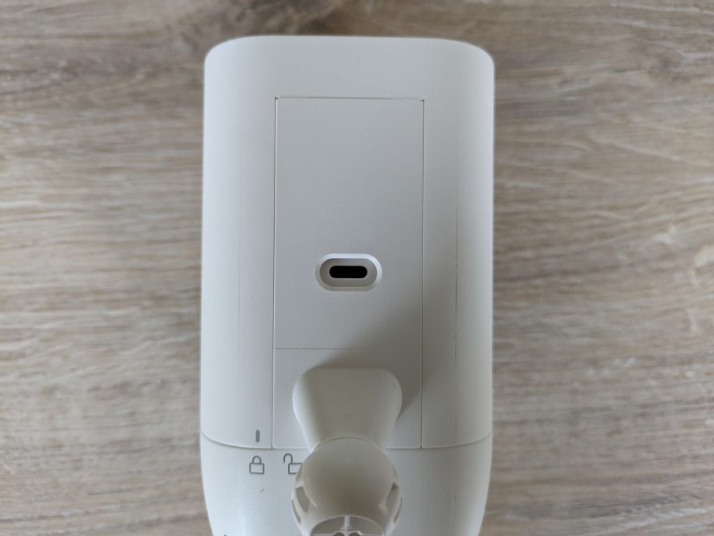 Ring Spotlight Cam Pro Überwachungskamera von hinten mit geöffneten Ladeanschluss