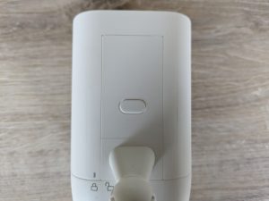 Ring Spotlight Cam Pro Überwachungskamera von hinten ohne geöffneten Ladeanschluss