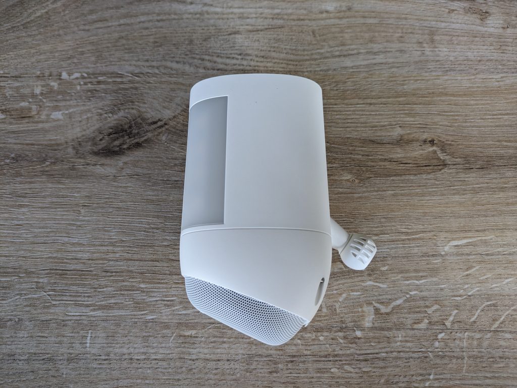 Ring Spotlight Cam Pro Überwachungskamera von links